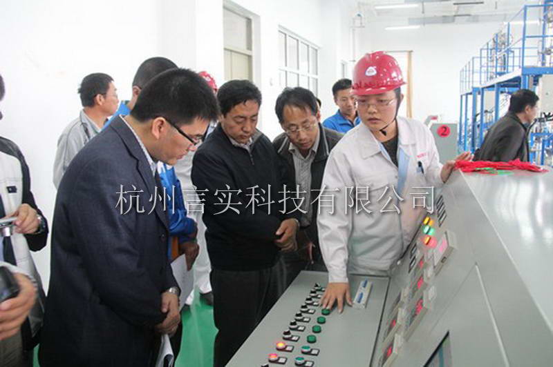 3與會(huì)人員參觀我院比賽場地.jpg