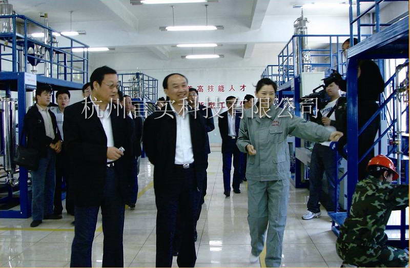 新疆維吾爾族自治區(qū)生產(chǎn)建設(shè)兵團司令員視察我單位設(shè)計生產(chǎn)的兵團技師學(xué)院化工實訓(xùn)基地.JPG